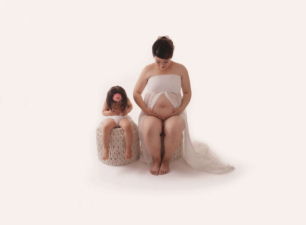 pregnant mum and toddler photographer session melbourne